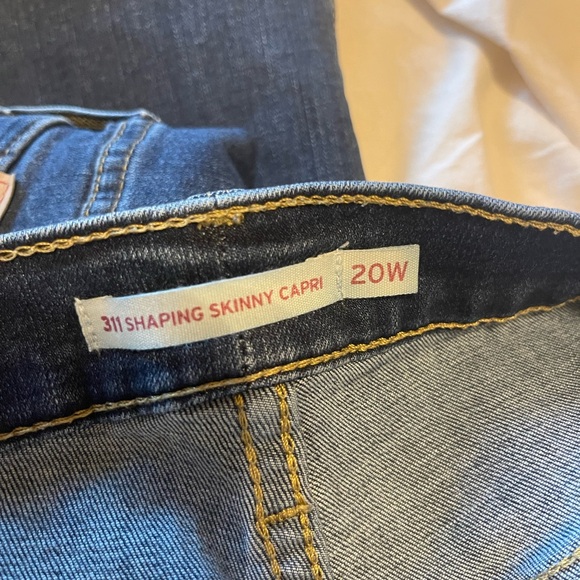 Levi’s capris - Picture 2 of 2